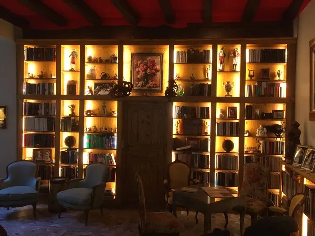 Bibliothèque bois éclairée