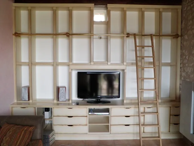 Bibliothèque avec espacement téléviseur