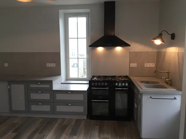 Cuisine panneaux blancs et gris