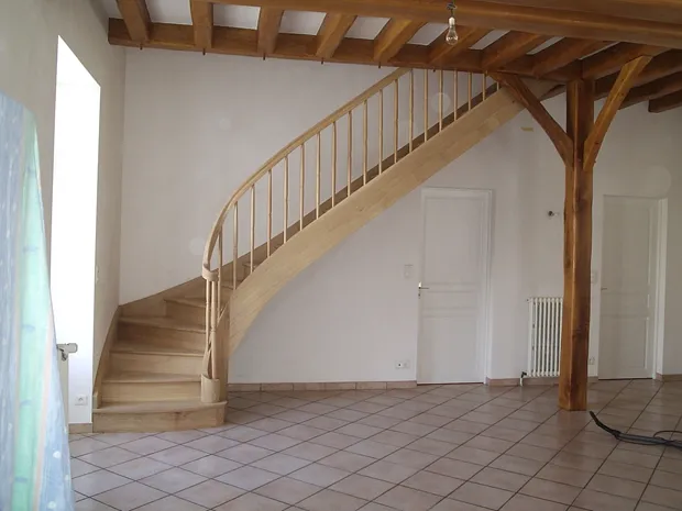 Escalier en bois clair