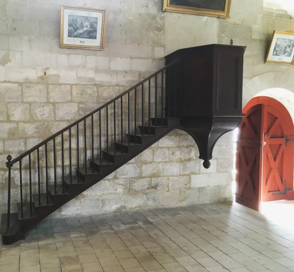Escalier de l'église fabriquée par la menuiserie Berton