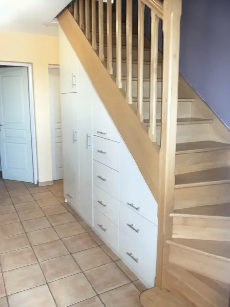 Rangement sous escalier