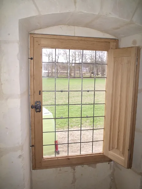Fenêtre bois avec croisillons vue de l'intérieur