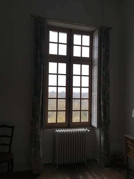 Grande fenêtre en bois