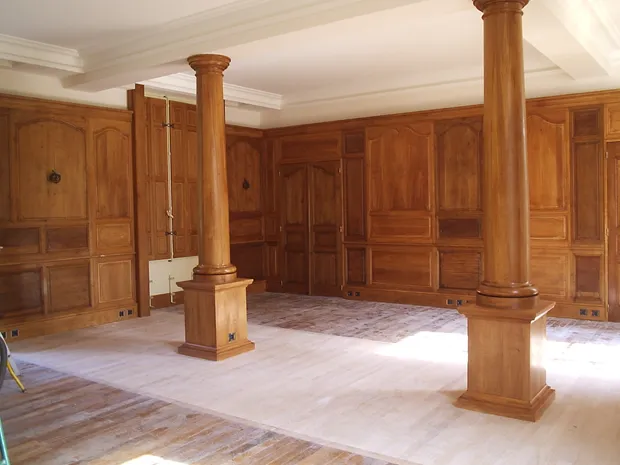 Habillage bois et piliers en bois dans une demeure historique