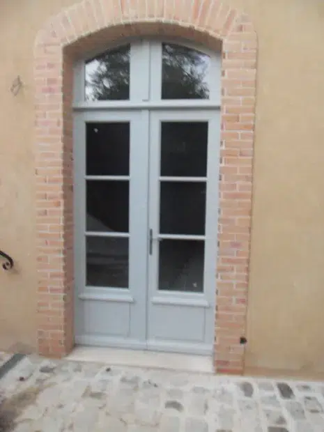 Porte d'entrée grise