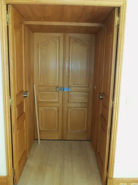 Porte intérieur en bois d'un bâtiment historique