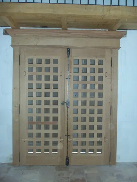 Porte intérieur en bois d'un bâtiment historique