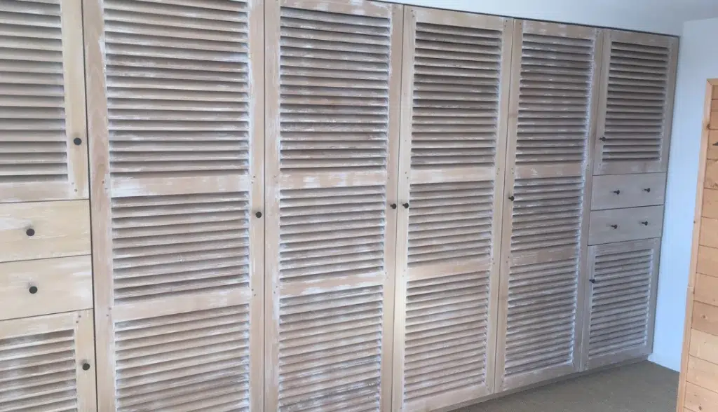 Armoire de rangement patinée