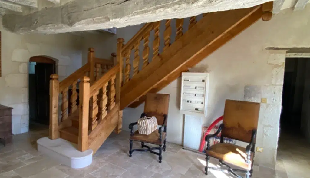 Escalier en bois avec rambardes