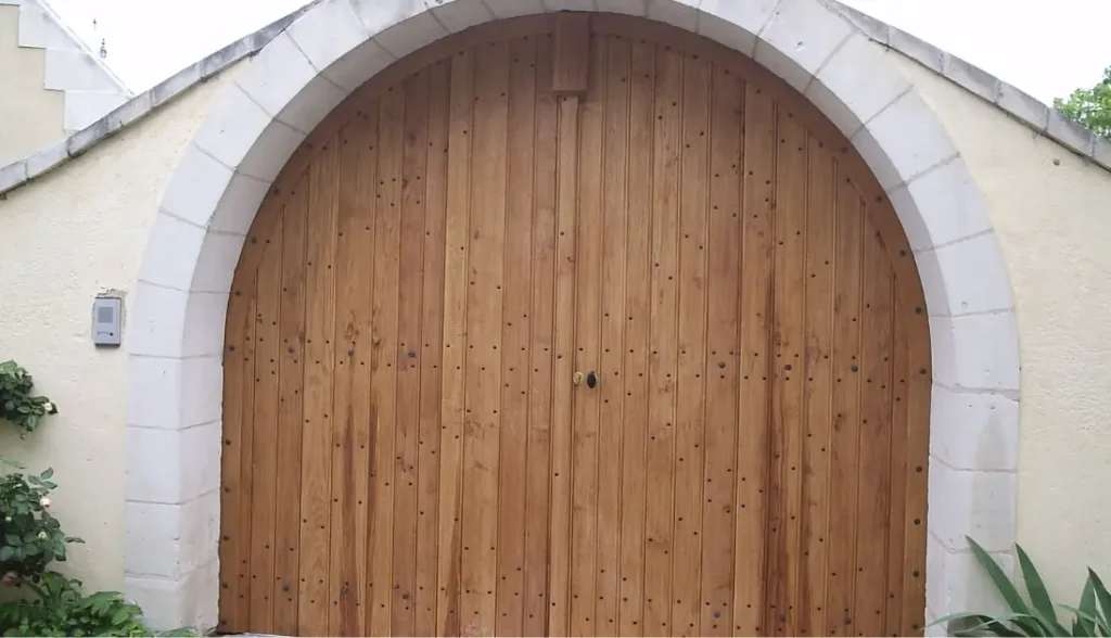 Grande porte de cour en bois