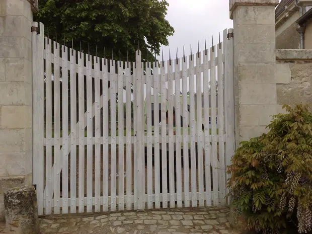 Portail blanc en bois