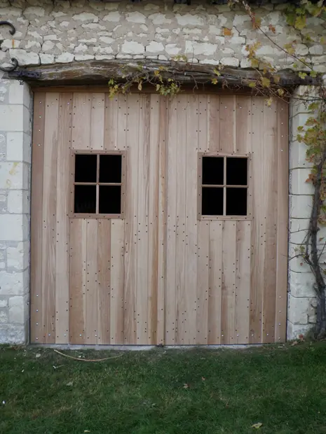 Porte en bois avec 2 fenêtres