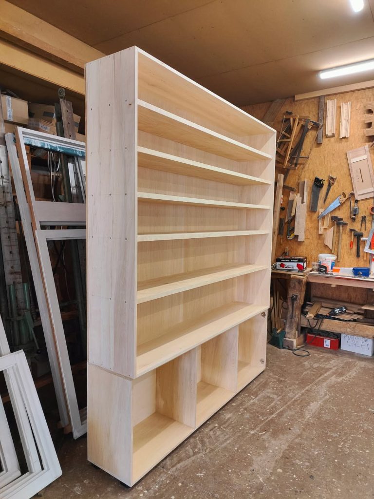 Bibliothèque fabriquée en atelier