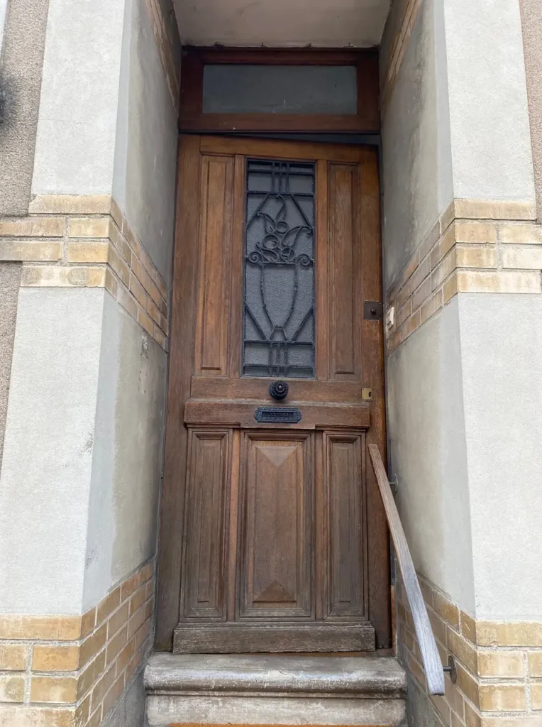 Porte ancienne abîmée