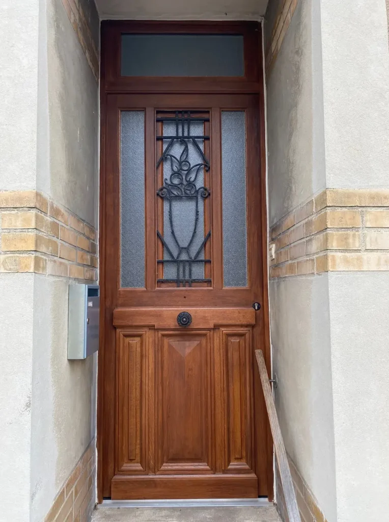 Porte en bois avec vitrail décoratif