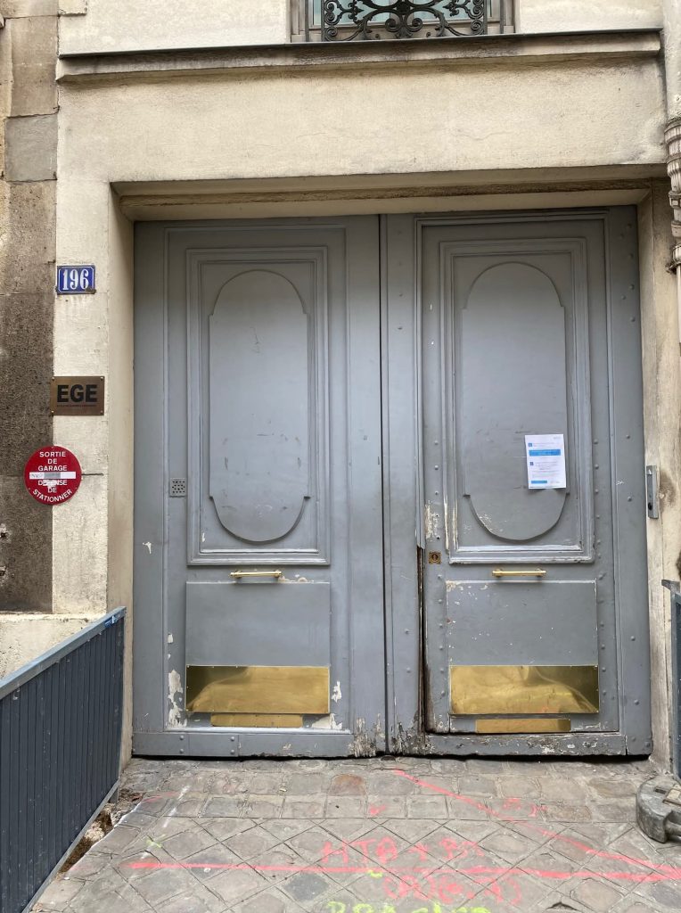 Ancienne porte cochère d'un immeuble parisien avant son remplacement par une nouvelle porte en chêne