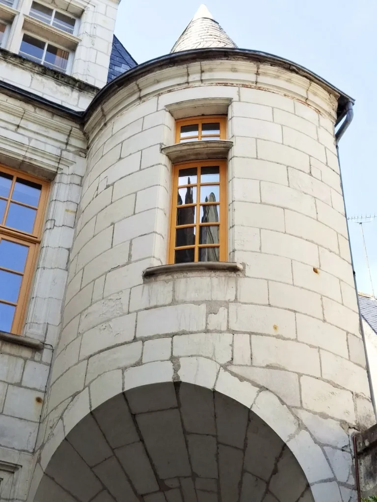 Fenêtre cintrée sur mesure dans un bâtiment de France
