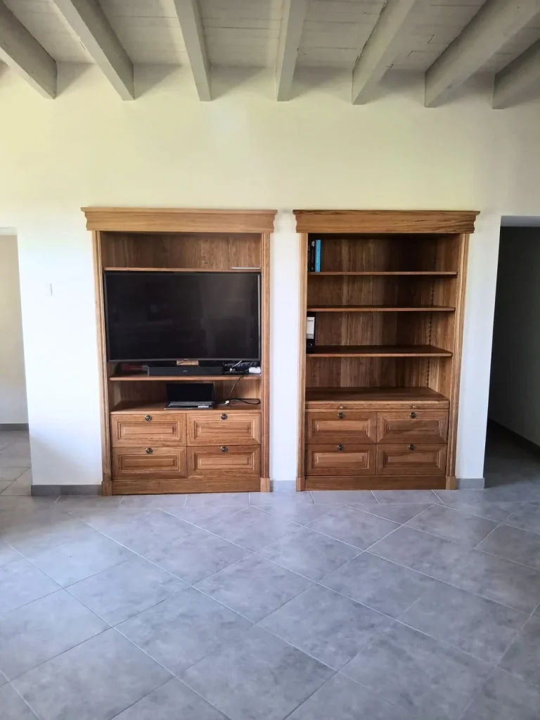 Meuble TV avec bibliothèque assortie en chêne massif brun